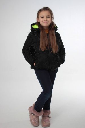 Чорна оксамитова демісезонна куртка для дівчаток