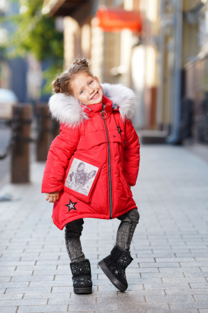 Зимова куртка для дівчинки з пухнастим капюшоном коралового кольору