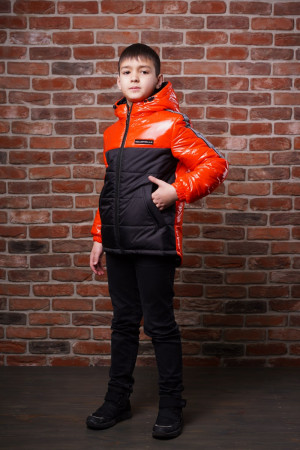 Демисезонная куртка для мальчиков с капюшоном оранжевого цвета